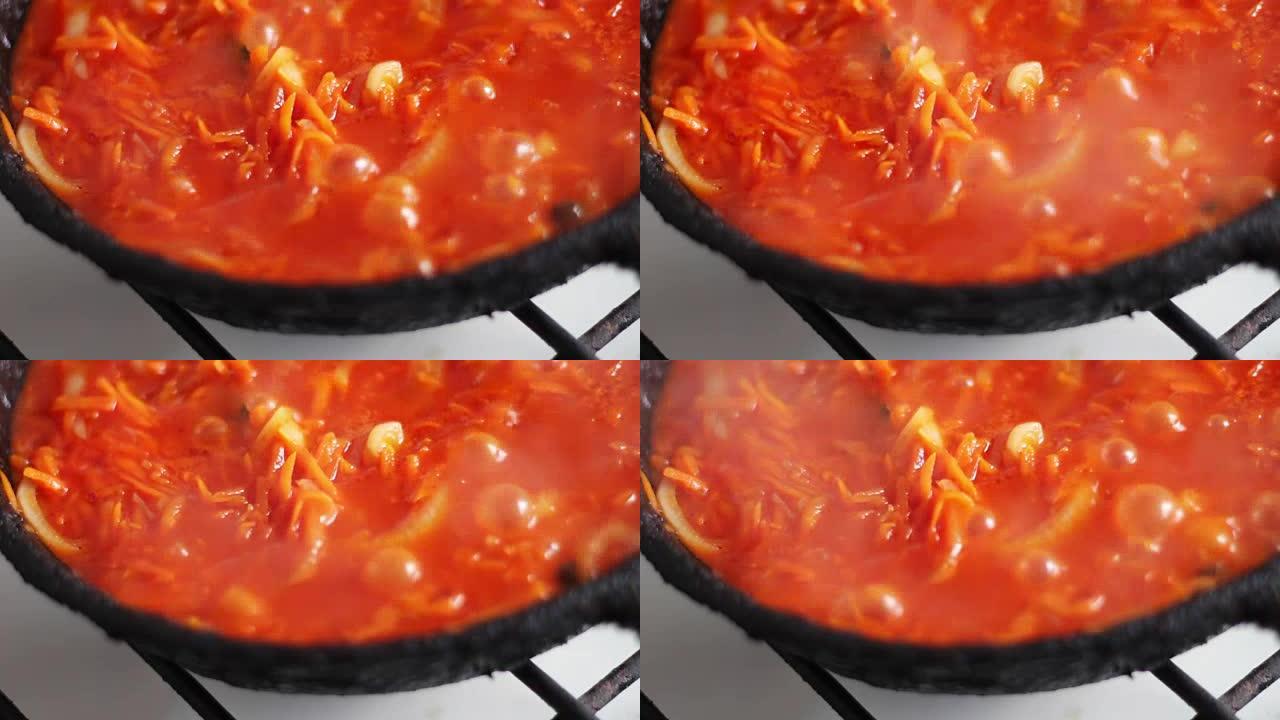 将切成薄片的胡萝卜与番茄酱洋葱一起在煎锅中油炸，将蔬菜炖