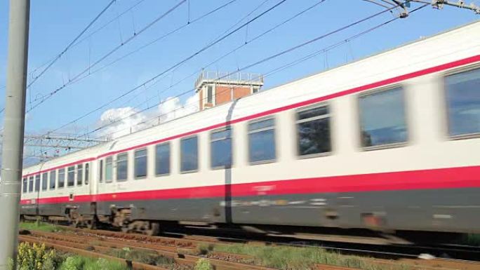 意大利比萨-2015年10月: Trenitalia flecciabianca列车，E414机车在
