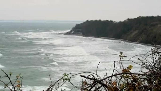 波罗的海沿岸阿科纳角的海滩景观。粉笔悬崖和黑刺灌木丛。(德国梅克伦堡-前波美拉恩) 鲁根岛。