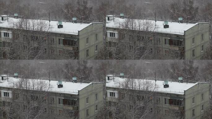 五层楼的积雪覆盖的屋顶。