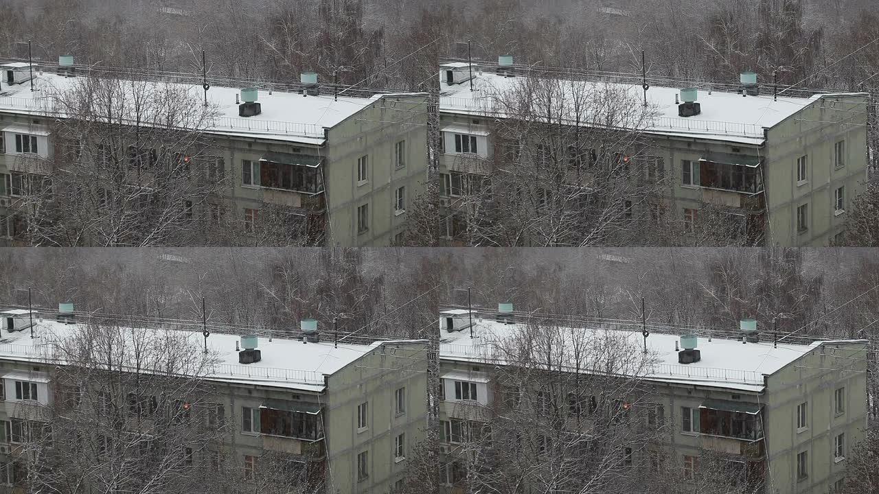 五层楼的积雪覆盖的屋顶。