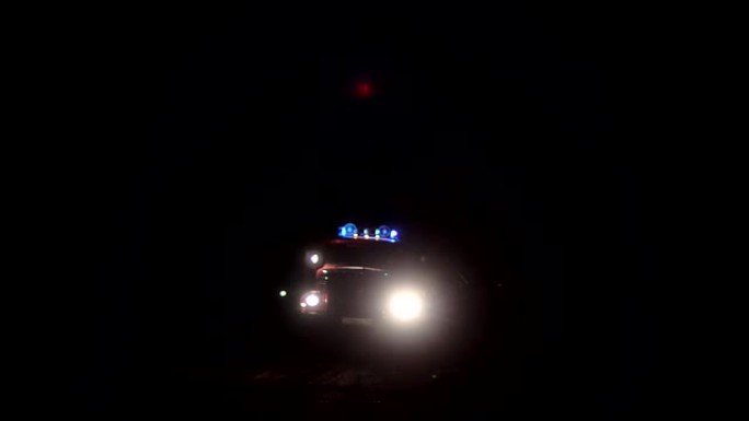 汽车救援卡车夜间闪烁蓝灯，道路上的消防车亮着灯，警笛声