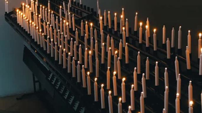 基督教教堂点燃了许多蜡烛