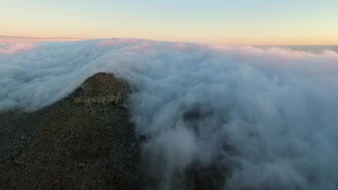 云峰吞没云层的空中时间流逝