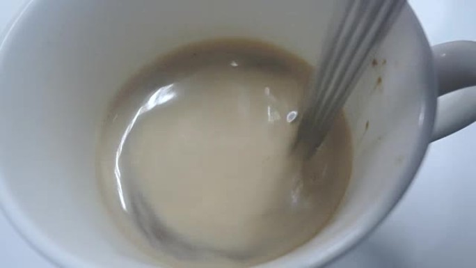 4k在白咖啡杯中搅拌咖啡