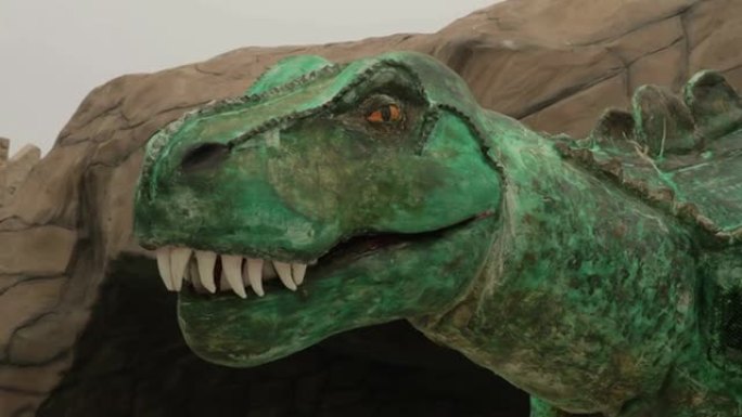 大型玩具恐龙的嘴张开