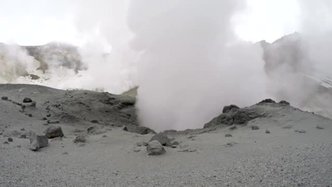 火山活动-火山口活火山中的沸腾热泥锅