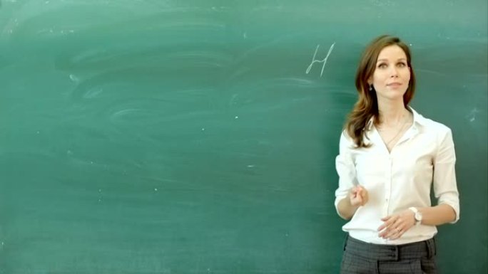 学习科学或化学公式自信美女老师粉笔黑板