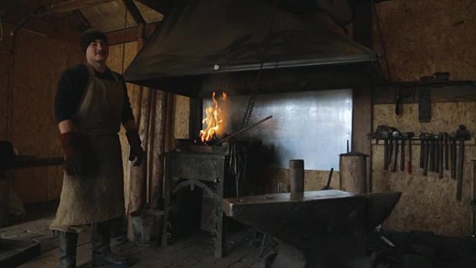 操作铁匠铺火焰尖，背景为黑暗的火花，铁砧，铁匠工具和额外的专业人员使用金属