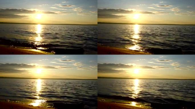 早上在湖上。太阳刚刚升起。小浪在沙质岸边滚滚。