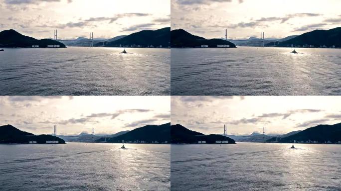 一艘进入日本长崎的领航船。早上从海上