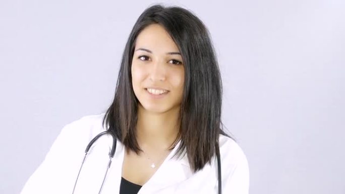 年轻医生对镜头微笑: 积极的医疗保健理念