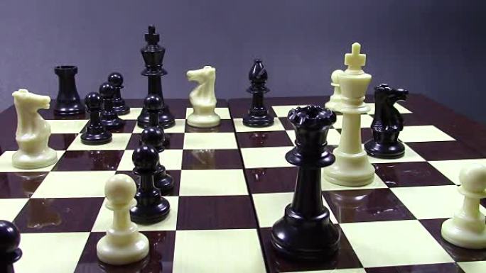 在国际象棋游戏中处于复杂的位置，而黑皇后则通过对白国王进行核对而移动到棋盘上的正方形，以结束游戏。