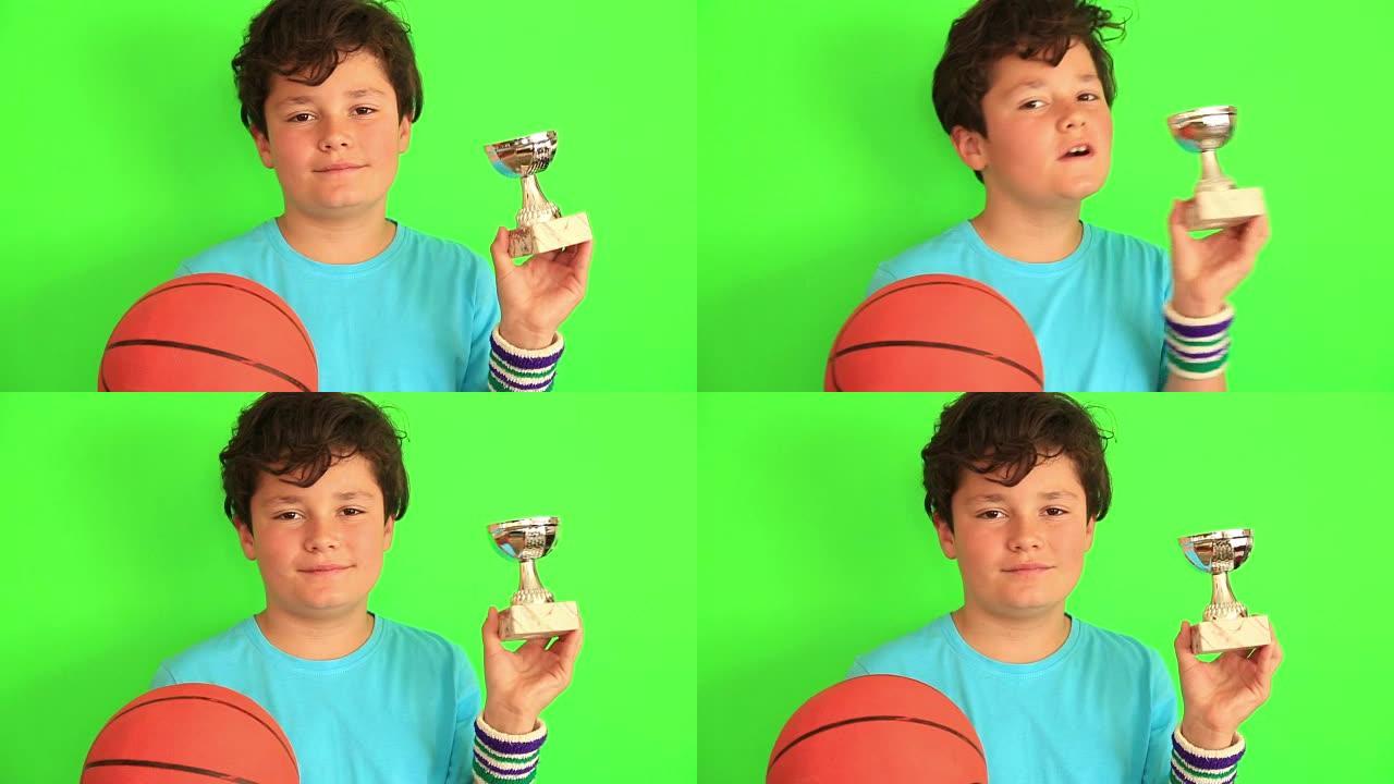 拿着篮球球和冠军奖杯的男孩
