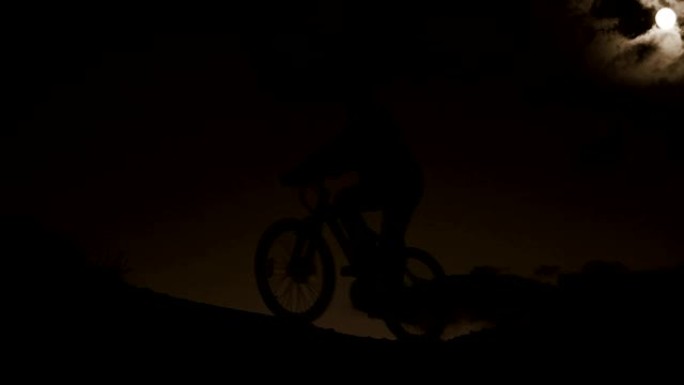 骑自行车的人晚上在山上骑自行车