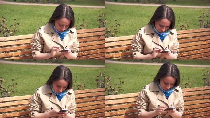 20岁女孩坐在长凳上发短信