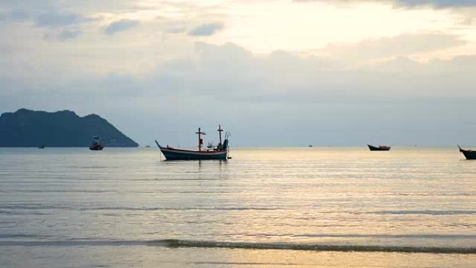 早晨阳光照射下海上渔船的风景景观