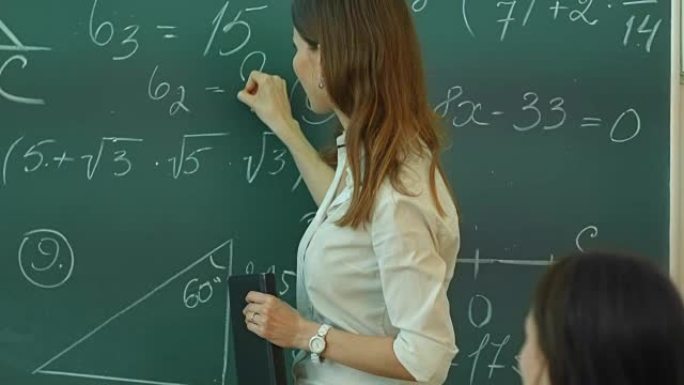 老师在黑板上做数学