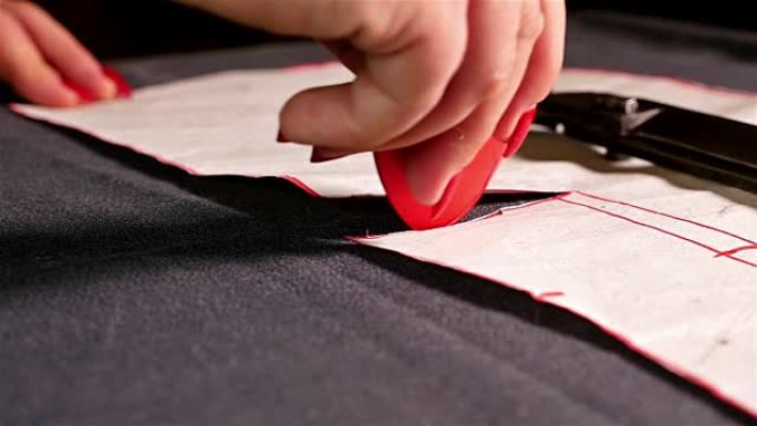 设计师测量用粉笔缝制的布