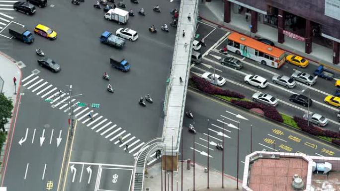 白天的空中延时俯瞰交通和繁忙的街道路口的人