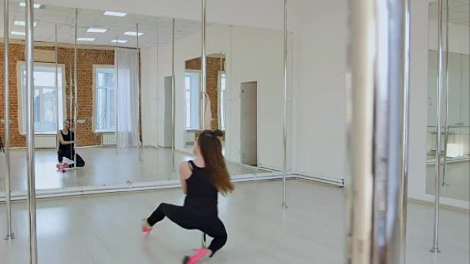 柔韧的体操运动员在一个工作室展示她的线塔
