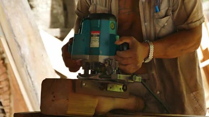 木匠用电动飞机刨削木板
