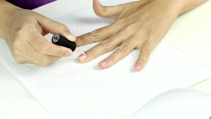 过程中的修指甲-喷涂凝胶抛光剂