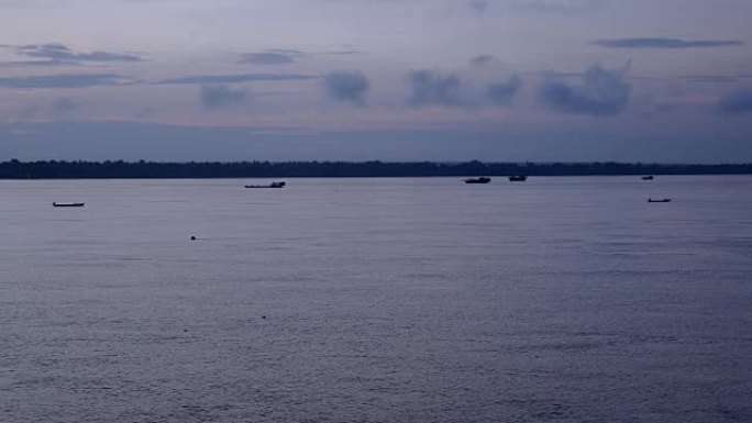黄昏有渔船和疏浚船的河流景观