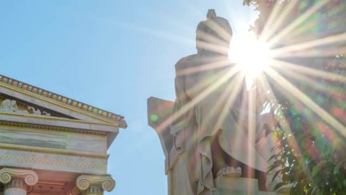 阳光下哲学家苏格拉底的大理石雕像