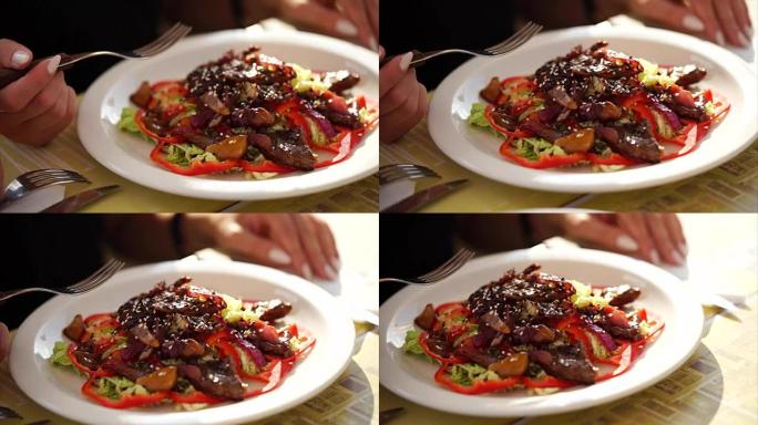 热辣沙拉的特写镜头，一个人要在餐馆用叉子吃