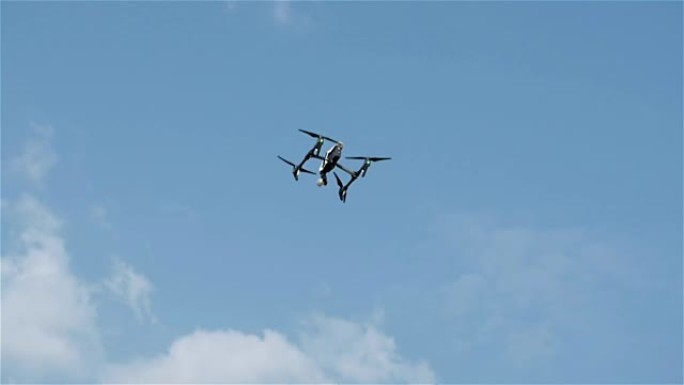 四旋翼飞行器在天空中飞行。摄像机上空中的现代保护区。
