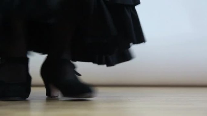 跳舞女人的脚