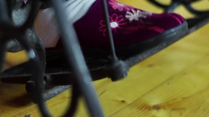 缝纫机的女人压脚踏板