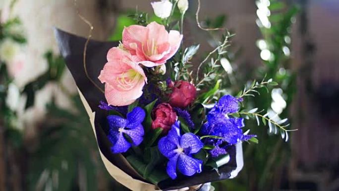 花束中的光线，旋转，组成由Eustoma，桉树，粉红，兰花vanda，郁金香钢琴，一枝黄花组成。背景