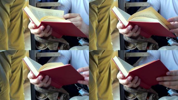 男子在火车上与乘客一起读红皮书。