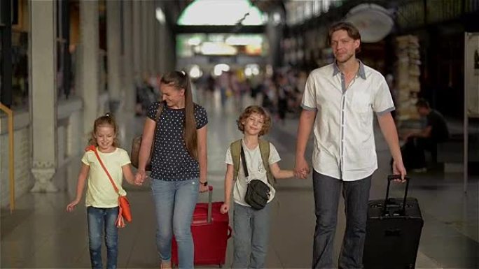 幸福的家庭，有孩子去火车站，父母和孩子在机场旅行和散步