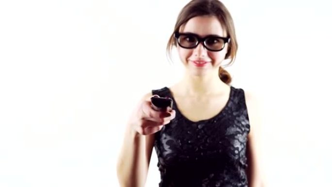 年轻女子戴着3d眼镜，拿着遥控器隔离在白色背景上