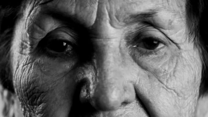 Blac和white拍摄了一位老妇的皱纹脸的特写镜头