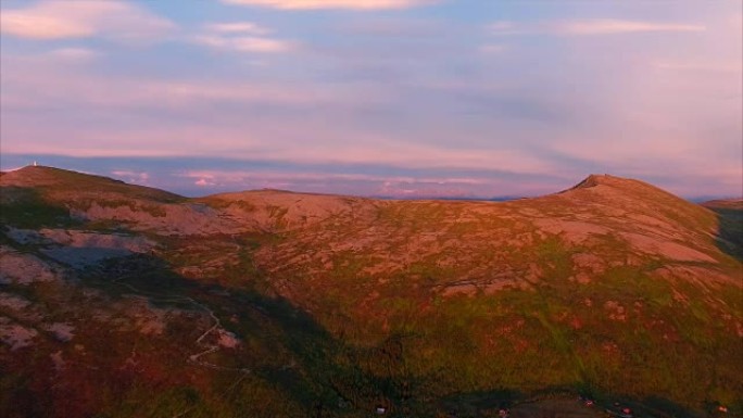 挪威午夜太阳照亮的山脉