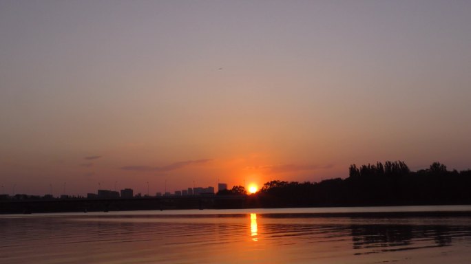 河边日出河边晨曦运太阳升起太阳照在水面上