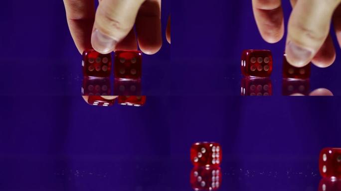在玻璃桌子上玩红色赌场骰子方块