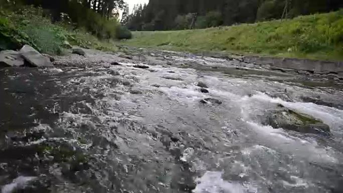 山河石头透明水