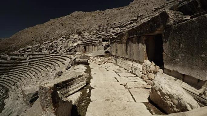 在萨加拉索斯古罗马剧院的废墟中，穿过一排排观众