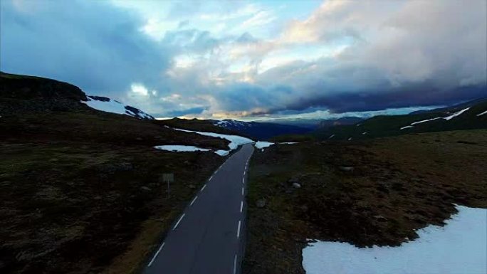 挪威奥兰茨菲耶莱特旅游路线多云的夜晚。