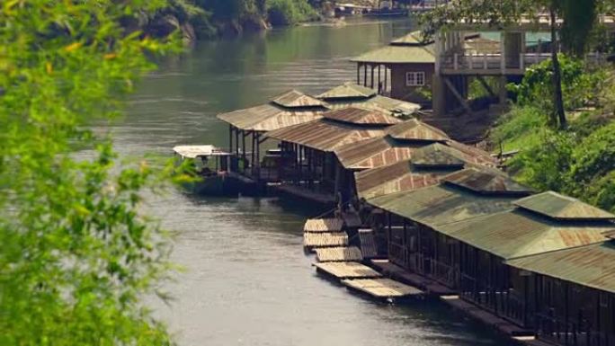 泰国北碧府桂河的浮动屋。