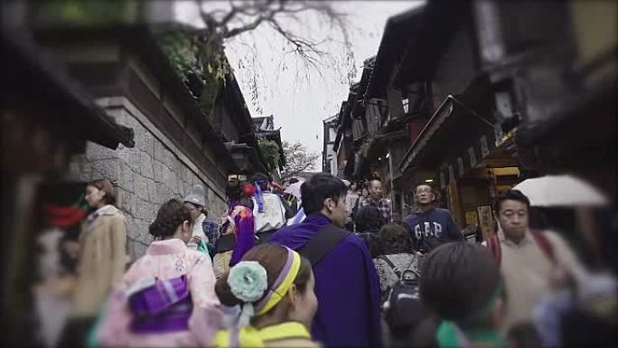 游客们走在清水寺附近的文化街