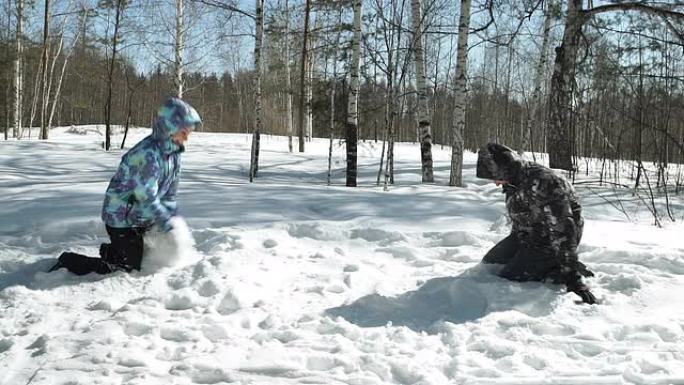 带着儿子的年轻父母在雪地上玩耍