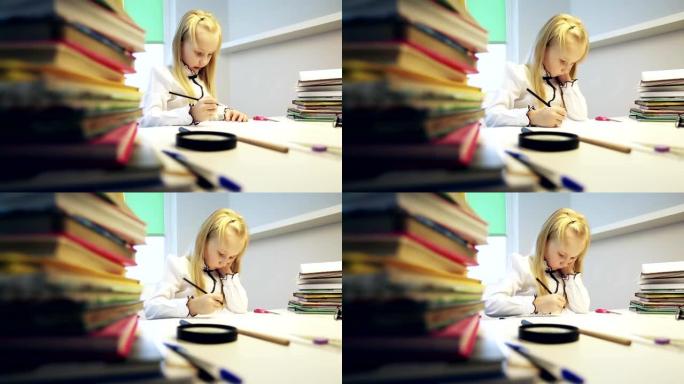 聪明的女学生在白桌前做作业。