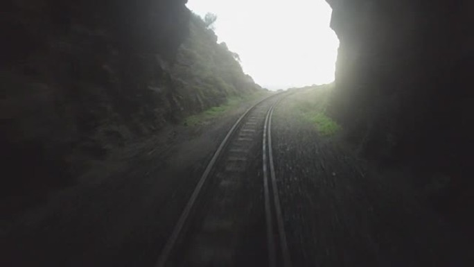 日落时飞出一条废弃的火车隧道