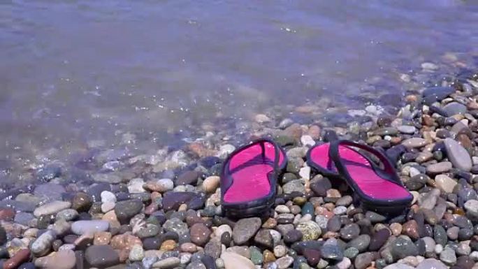 海滩上的粉色人字拖